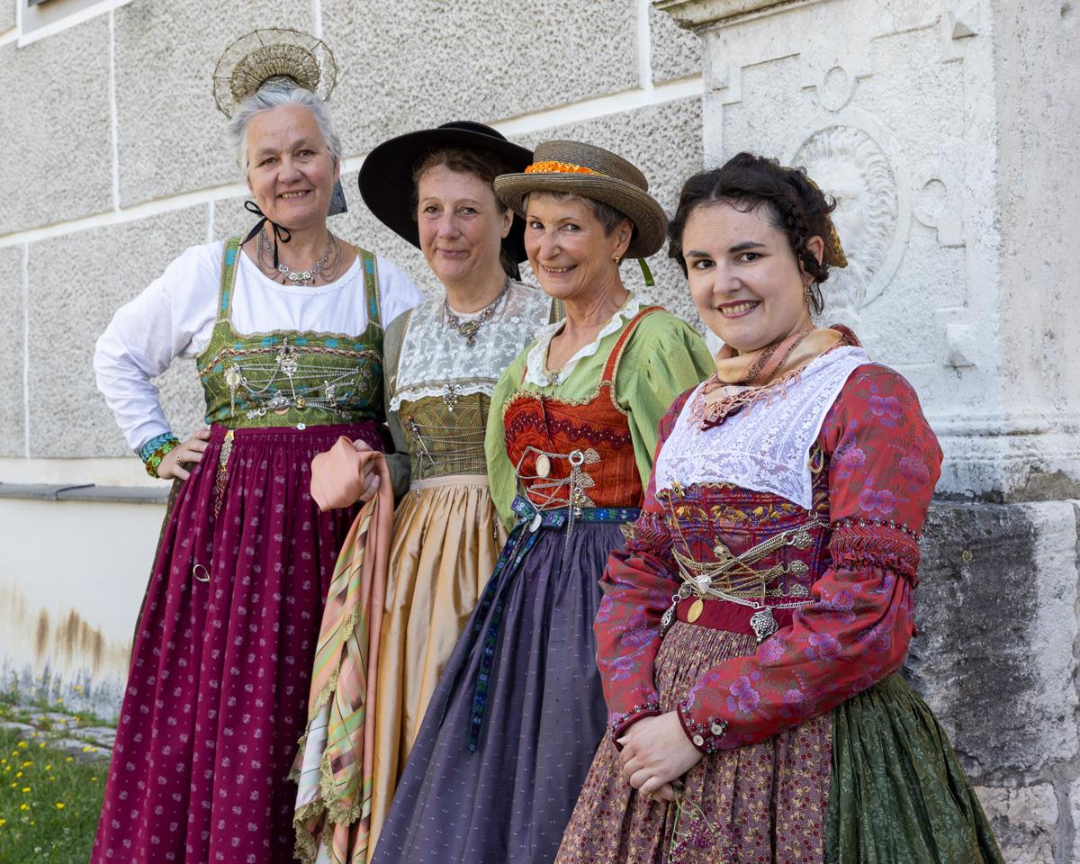 Vier Frauen in Miedern im Stil des Biedermeier