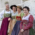 Vier Frauen in Miedern im Stil des Biedermeier