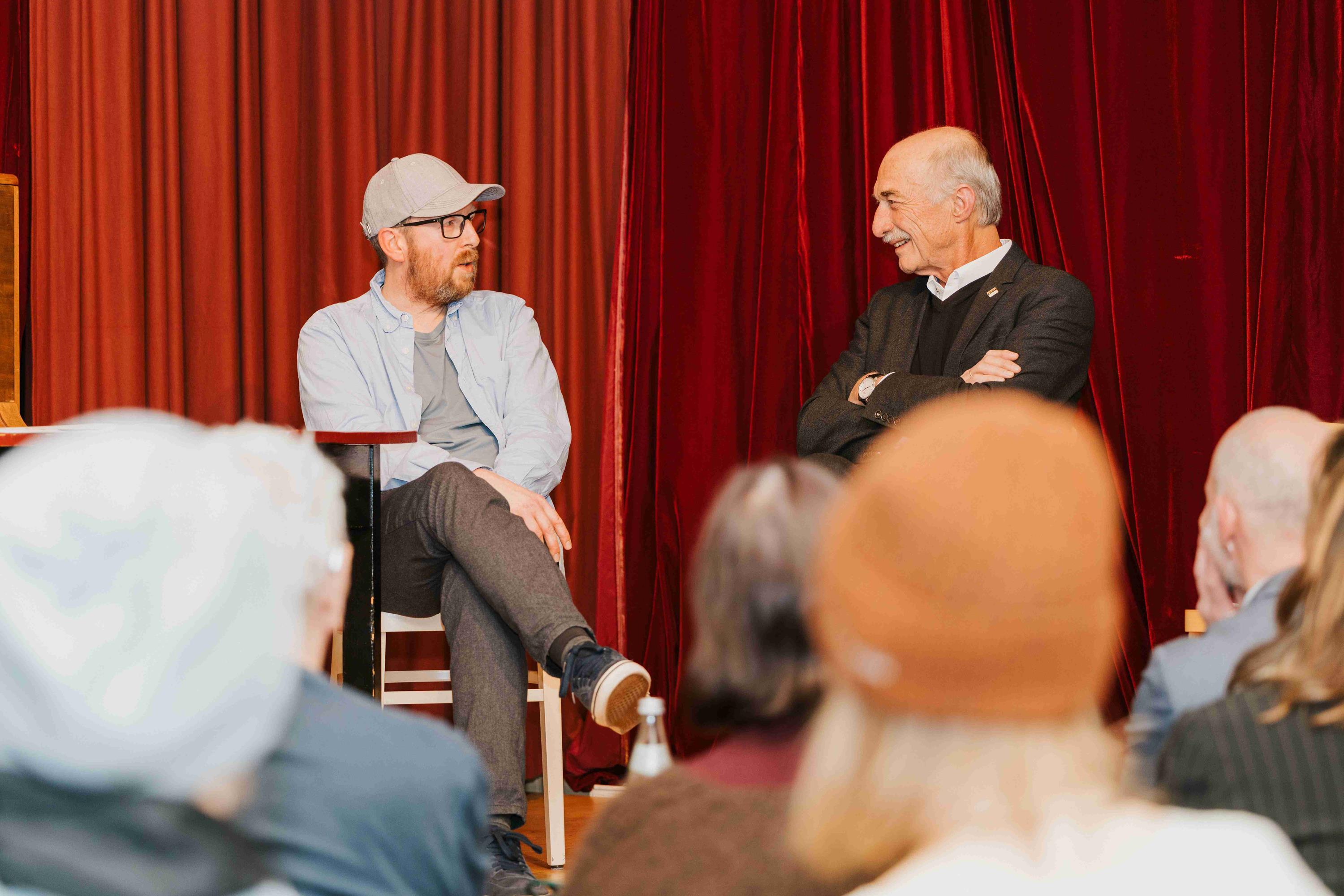 Preisträger Joachim Off (links) im Gespräch mit Juror Oswald Burger (Literarisches Forum Oberschwaben). Foto: David Schiffelholz