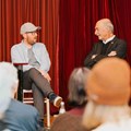 Preisträger Joachim Off (links) im Gespräch mit Juror Oswald Burger (Literarisches Forum Oberschwaben). Foto: David Schiffelholz