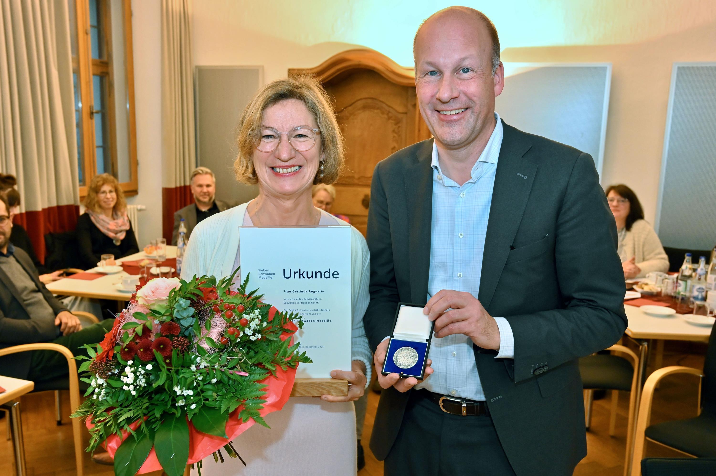 Ehrung durch den Bezirk Schwaben:  Sieben-Schwaben-Medaille für ehemalige Geschäftsführerin der Schule der Dorf- und Landentwicklung Gerlinde Augustin