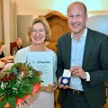 Drei Jahrzehnte unermüdlicher Einsatz für den ländlichen Raum: Bezirkstagspräsident Martin Sailer überreichte Gerlinde Augustin die Sieben-Schwaben-Medaille des Bezirks. - Foto: Andreas Lode
