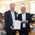 Bezirkstagspräsident Martin Sailer überreichte dem ehemaligen Geschäftsführer der Lebenshilfe Donau-Ries, Günter Schwendner, die Sieben-Schwaben-Medaille im Rahmen der Bezirkstagssitzung am Donnerstagmorgen. - Foto: Daniel Beiter