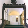 Der Bezirk Schwaben unterstützte 2025 die Stiftung Jüdisches Kulturmuseum Augsburg-Schwaben mit 241.600 Euro. Das Bild zeigt den Eingang zur Dauerausstellung am Standort Innenstadt des Jüdischen Museums Augsburg Schwaben.  - Foto: Ilya Kotov, JMAS