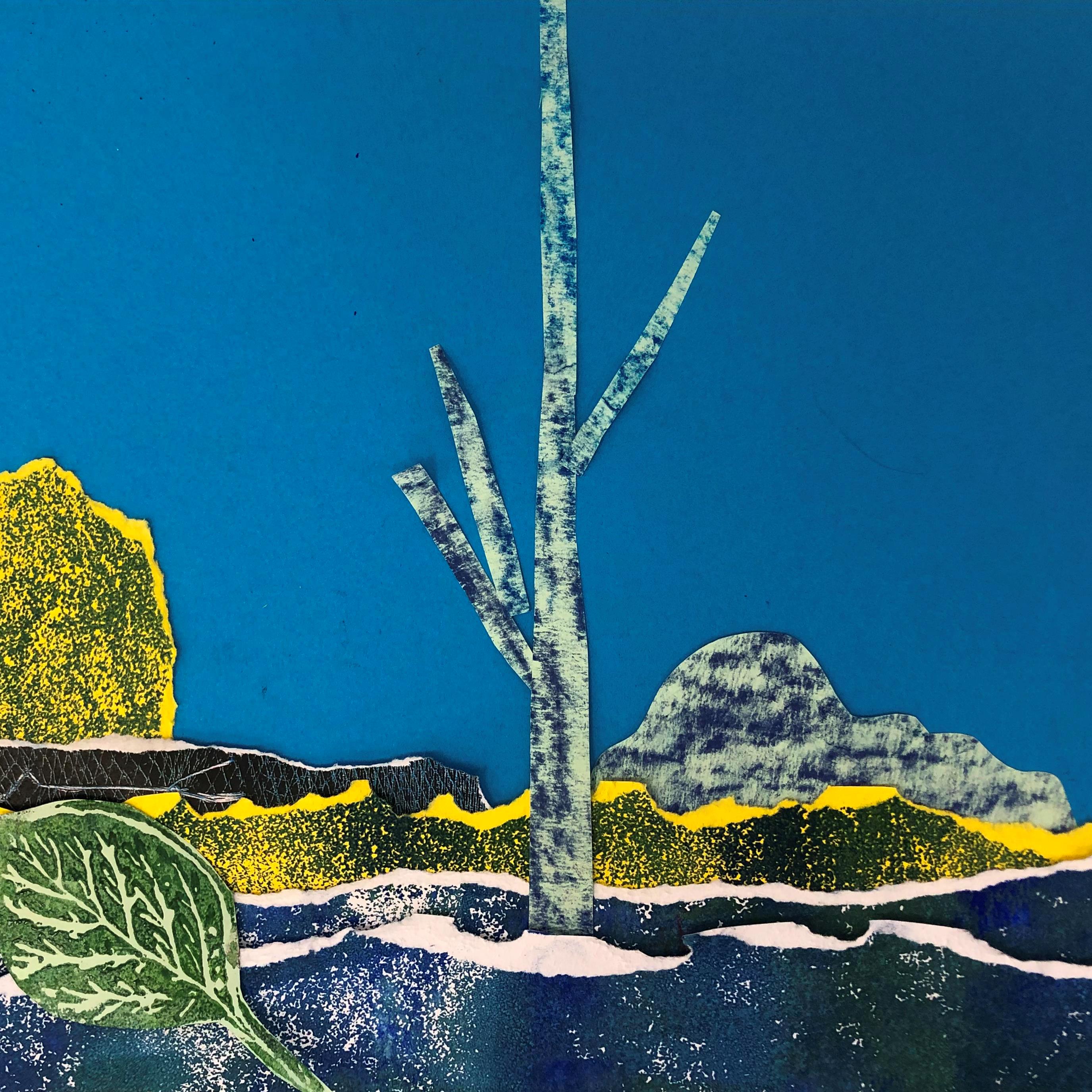 Landschaft als Collage aus gelbem und grünem Papier vor blauem Grund