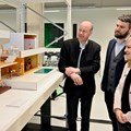 Bezirkstagspräsident Matin Sailer, Museumsleiter Simon Kotter und Sammlungsleiterin Dr. Eva Bendl sehen sich das neue Sammlungszentrum Oberschönenfeld an. - Foto: Andreas Lode