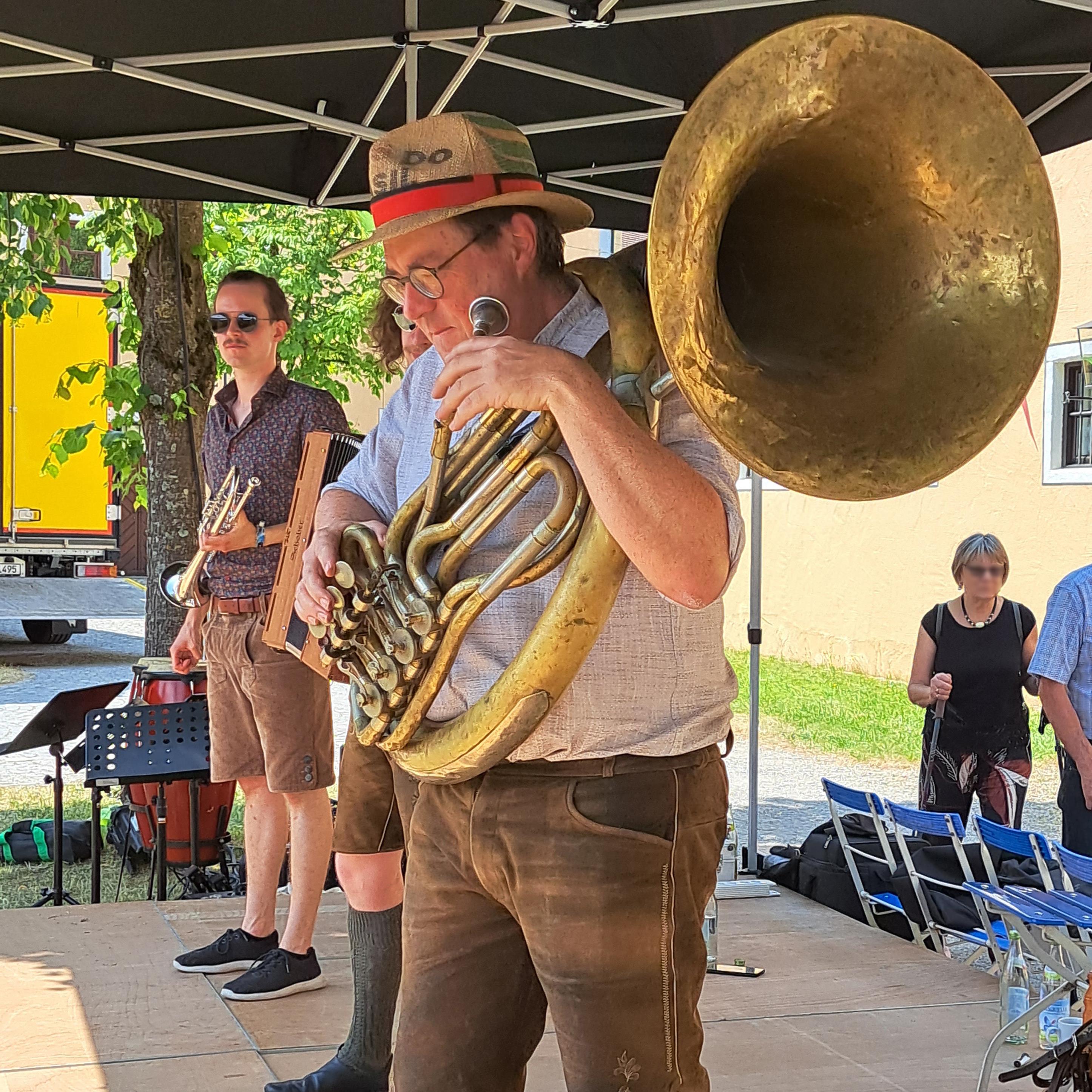 Tubist; Instrument mit großem Trichter