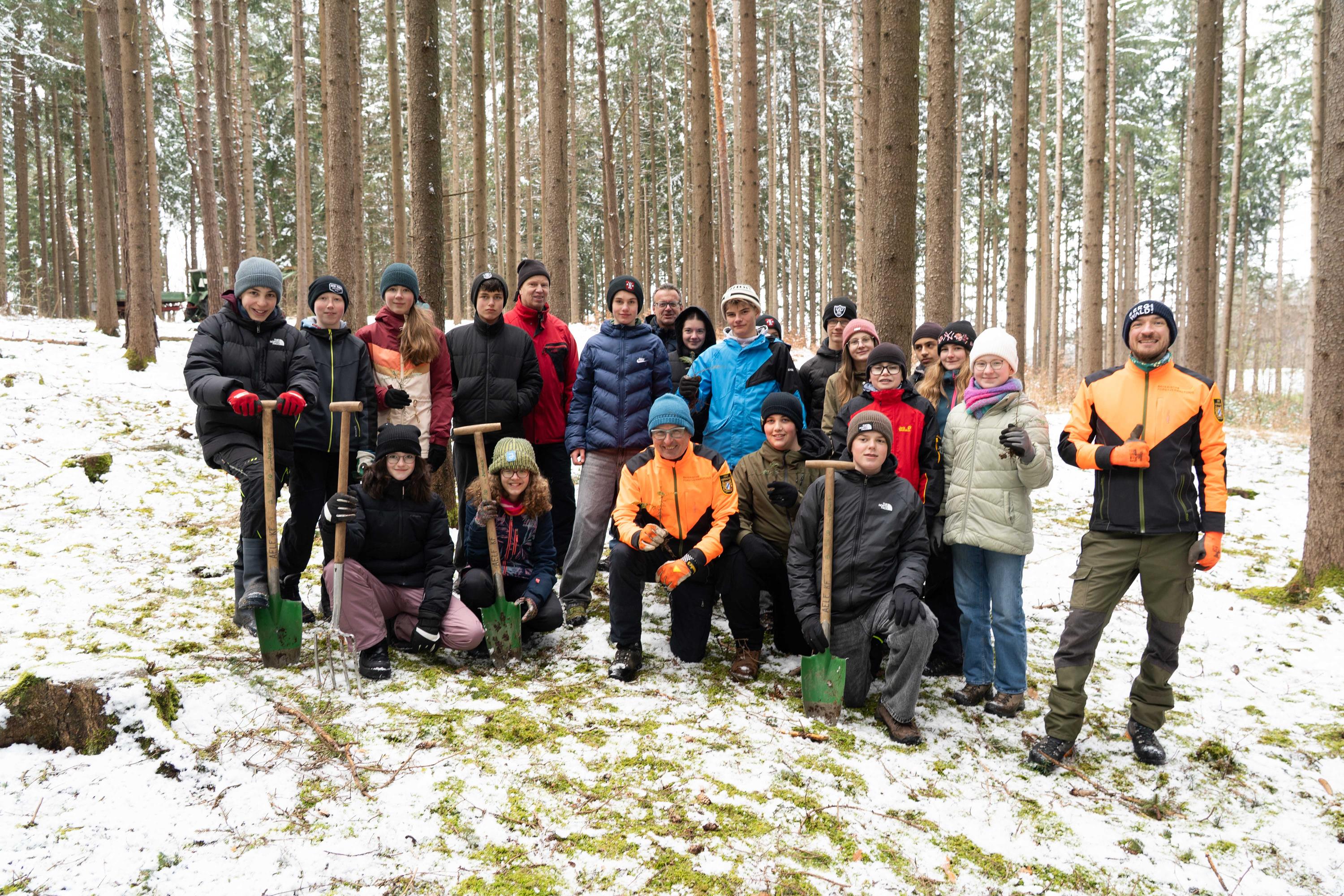 Schulklassen pflanzen zusammen mit dem Bezirk Schwaben Bäume