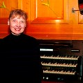 Organistin Bardaus vor einer Orgel