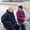 Aufsuchende Arbeit in der Drogenszene: Streetworkerin Katja Müller im Gespräch mit einem Klienten am Königsplatz - Foto: Julian Meyer