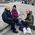 Streetworker Samuel Westner (rechts), Streetworkerin Katja Müller (Mitte) bieten Beratung und Unterstützung auf der Straße an - Foto: Julian Meyer