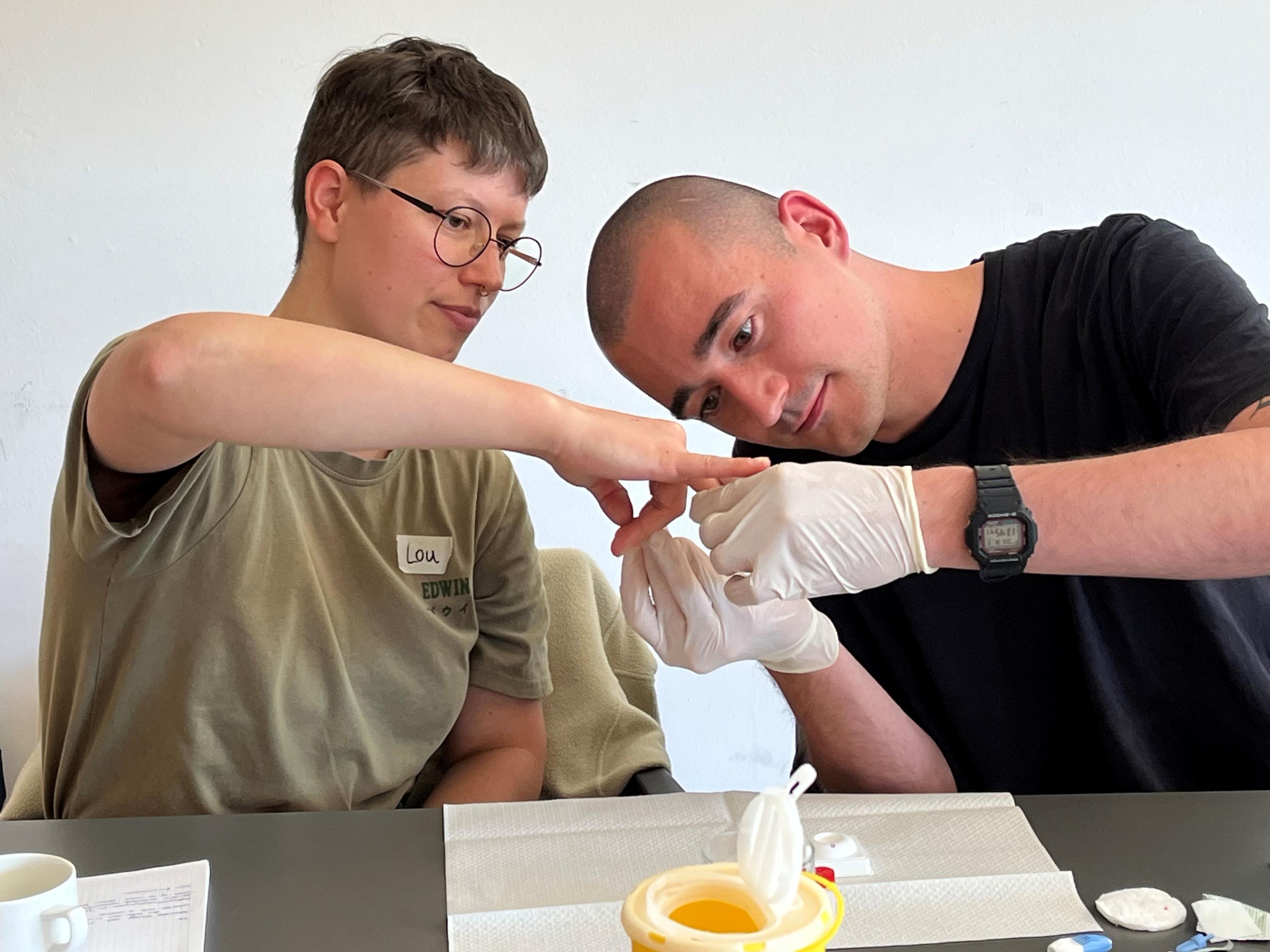 Zwischenbilanz: Modellprojekt des Bezirks Schwaben zur Suchthilfe in Augsburg zeigt erste Erfolge 