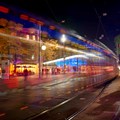 Zweitplatzierte beim Fotopreis 2026 des Bezirks Schwaben ist Claudia Specht aus Augsburg. Ihr Foto „Wo Bewegung zur Magie wird“ zeigt eine Aufnahme aus dem Stadtzentrum.  - Foto: Claudia Specht