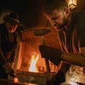 Die dreiteilige Bilderserie des Augsburgers Gregor Hanewacker zeigt „Schmiede bei der Arbeit“. Dafür bekommt er den 3. Preis beim Fotopreis 2026 des Bezirks Schwaben. - Foto: Gregor Hanewacker