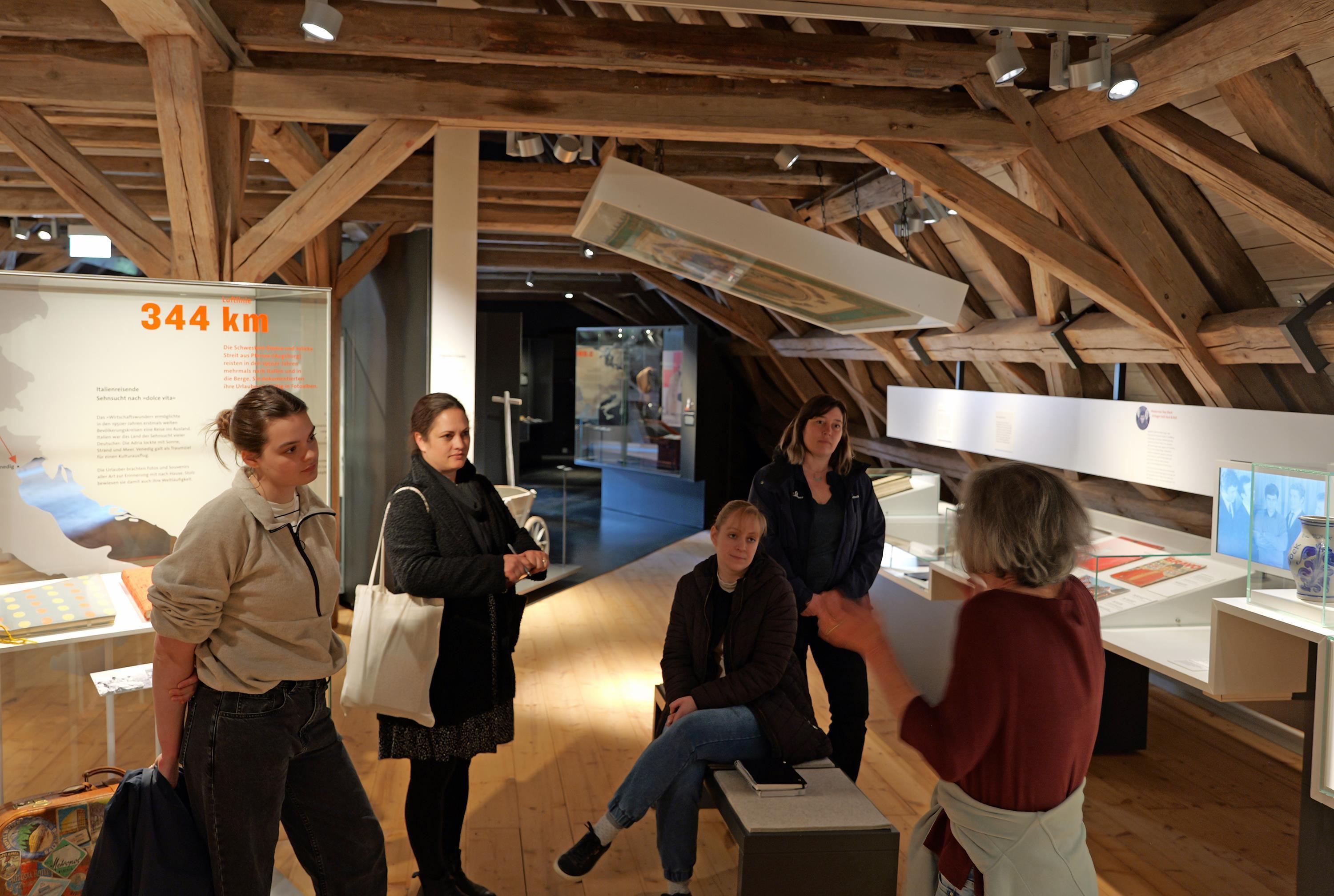 Führung mit kleiner Gruppe bei Vitrine zu Roy Black