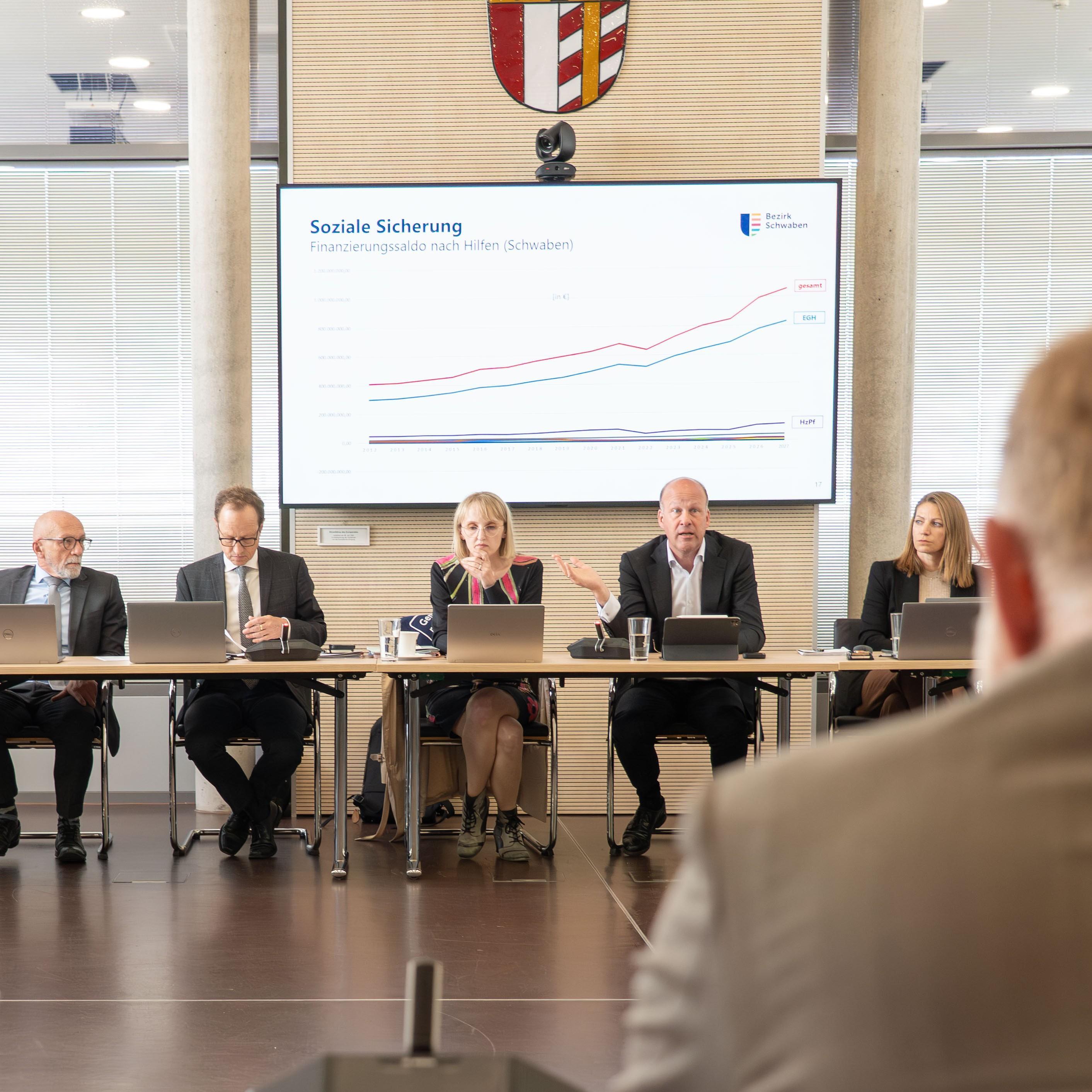 Finanzielle Lage des Bezirks: Austausch mit Abgeordneten aus Bundes- und Landtag