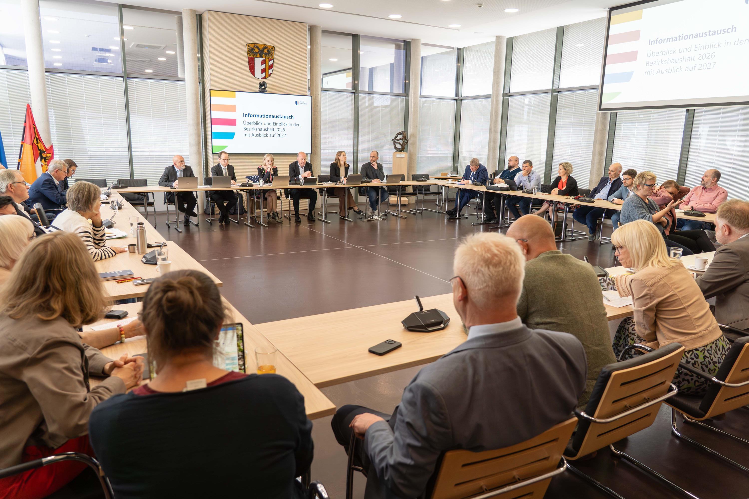 Steigende Sozialkosten - Sozialstandards: Bezirk im Dialog mit schwäbischen Abgeordneten des Bundes- und Landtags 