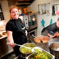 Sie haben während „Zam schaffa“ gemeinsam gearbeitet: Annemarie Eberhard vom Bezirk Schwaben (l.) und Teslime König. - Foto: Dilayla Eckert, Bezirk Schwaben
