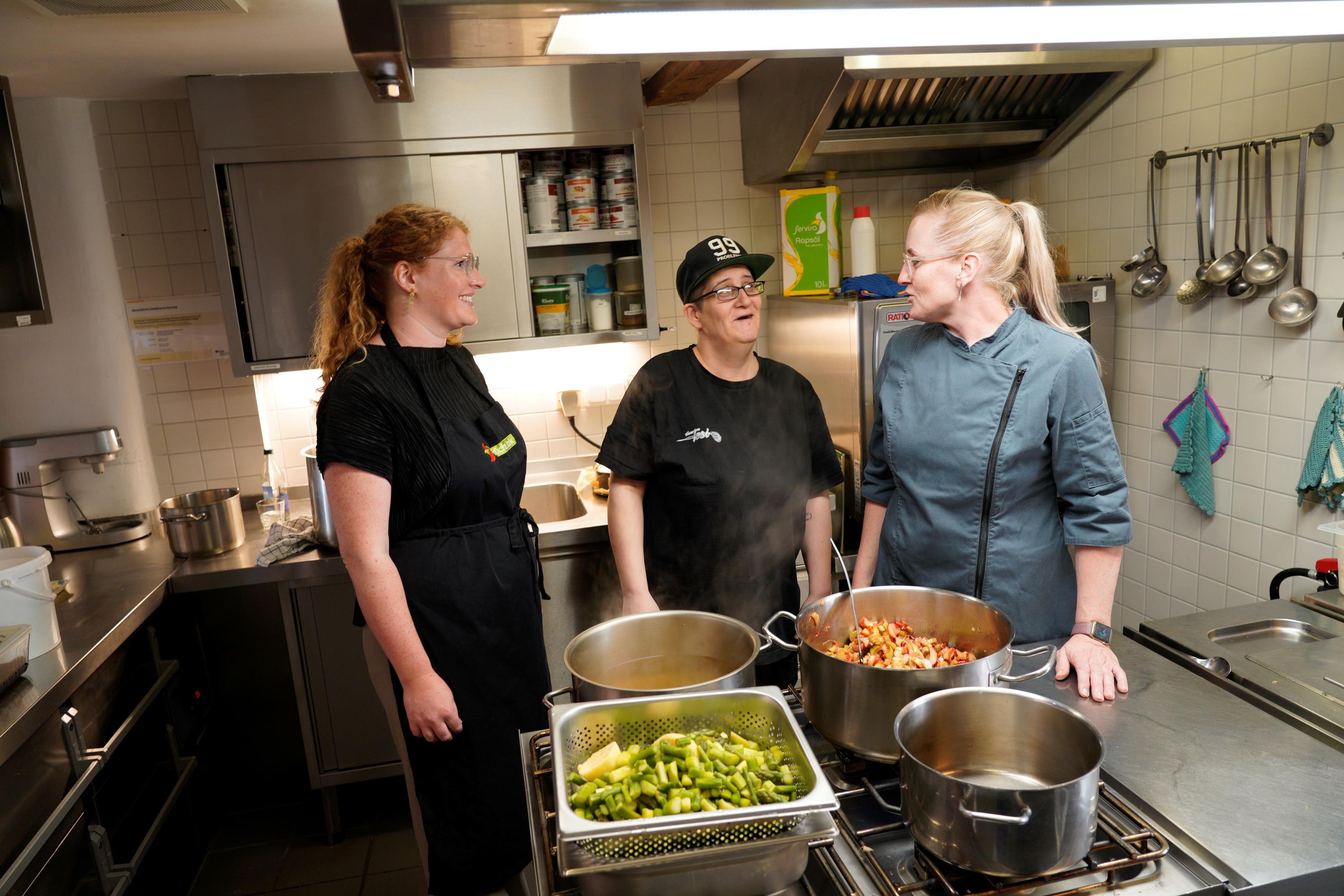 Neues auf die Teller und in die Köpfe (v. l. n. r.): Annemarie Eberhard vom Bezirk Schwaben (l.), Teslime König und Köchin Sabine Madeheim. - Foto Dilayla Eckert, Bezirk Schwaben