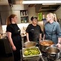 Neues auf die Teller und in die Köpfe (v. l. n. r.): Annemarie Eberhard vom Bezirk Schwaben (l.), Teslime König und Köchin Sabine Madeheim. - Foto Dilayla Eckert, Bezirk Schwaben