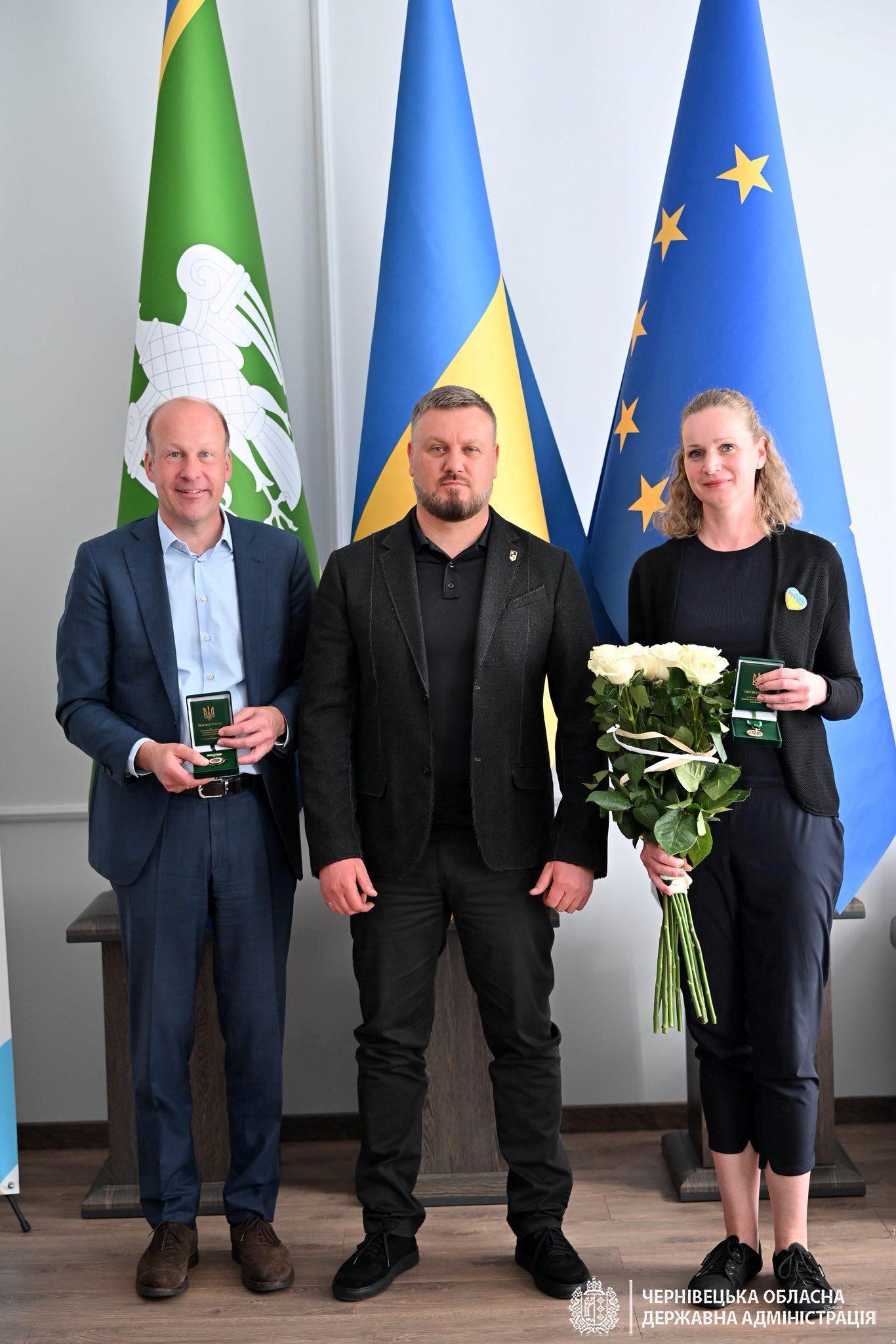 Bezirkstagspräsident Martin Sailer und Dr. Katharina Haberkorn vom Europabüro des Bezirks Schwaben erhielten für die langjährige Unterstützung des Bezirks die Auszeichnung „Dank der Bukowina“; überreicht vom Vorsitzendenden der Gebietsverwaltung Tscherniwzi, Ruslan Osipenko (mittig).