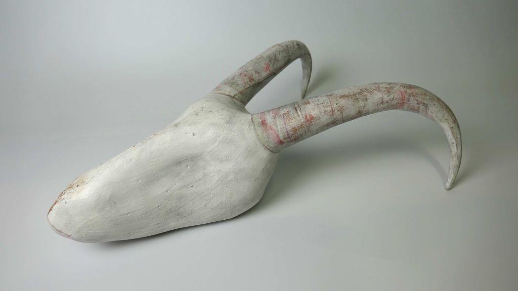Ingeborg Prein, Ibex, Ziegelton kalt bemalt, 1999 - Foto: MOS, Gudrun Szczepanek © VG Bild-Kunst, Bonn 2026