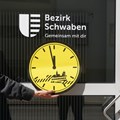Für die Kommunen ist es längst „kurz vor zwölf“: Der Bezirk Schwaben unterstützt den bundesweiten Aktionstag „Kommunen am Limit“ - Foto: Michelle Dian, Bezirk Schwaben