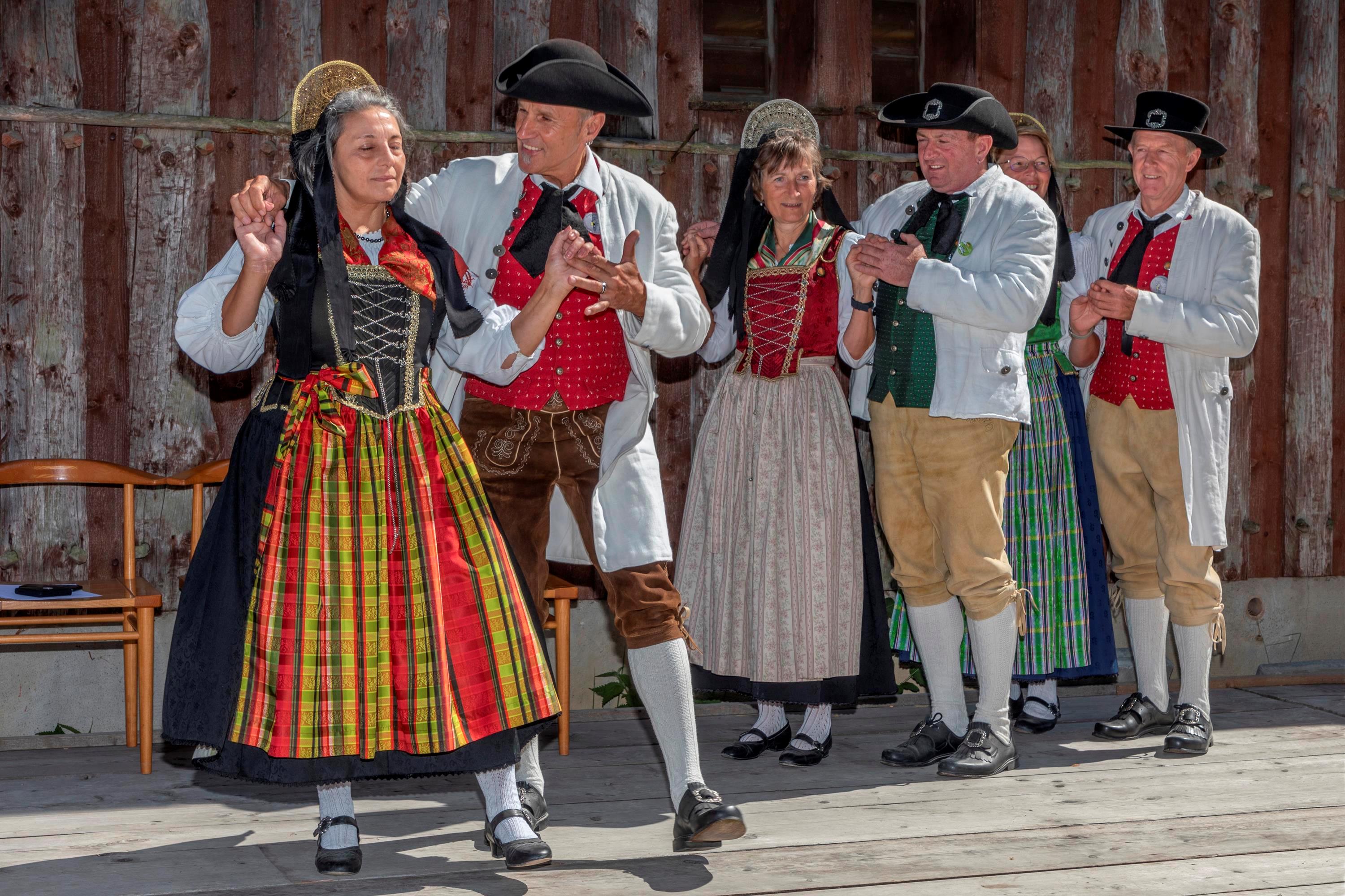 Tanzgruppen wie die Volkstanzgruppe Winterstettendorf führen zünftige Tänze auf beim Tag der Volksmusik im Schwäbischen Freilichtmuseum Illerbeuren - Foto: Tanja Kutter, Schwäbisches Freilichtmuseum Illerbeuren