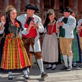 Tanzgruppen wie die Volkstanzgruppe Winterstettendorf führen zünftige Tänze auf beim Tag der Volksmusik im Schwäbischen Freilichtmuseum Illerbeuren - Foto: Tanja Kutter, Schwäbisches Freilichtmuseum Illerbeuren