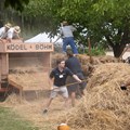 Mit historischer Technik wird das Getreide im Museumsfeld gedroschen - Foto: Matthias Meyer, Museum KulturLand Ries