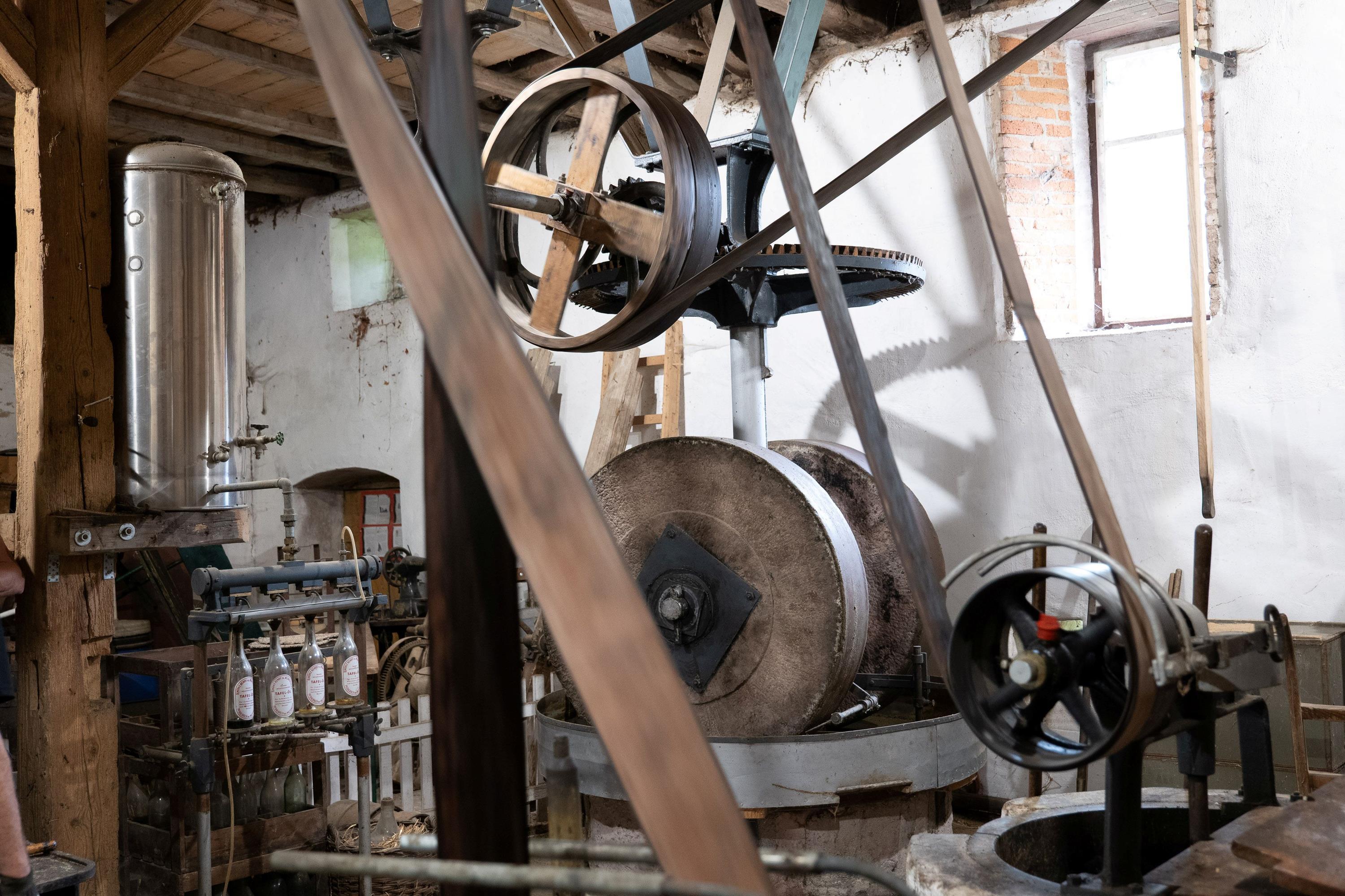 Die über 125 Jahre alte Ölmühle des Vereins KulturLand Ries in Betrieb - Foto: Matthias Meyer, Museum KulturLand Ries