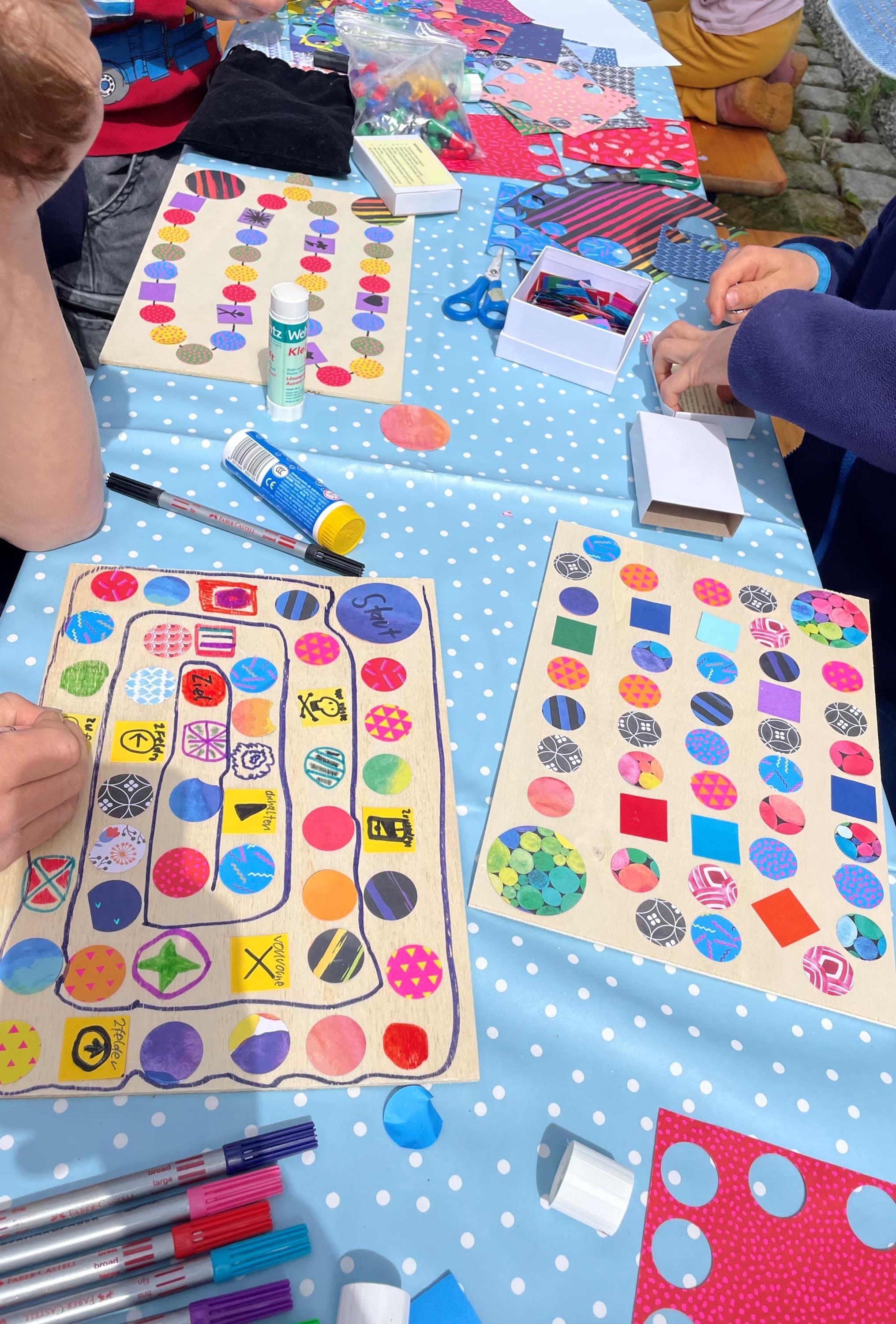 Basteltisch mit Platte und Klebepunkten für Brettspiel