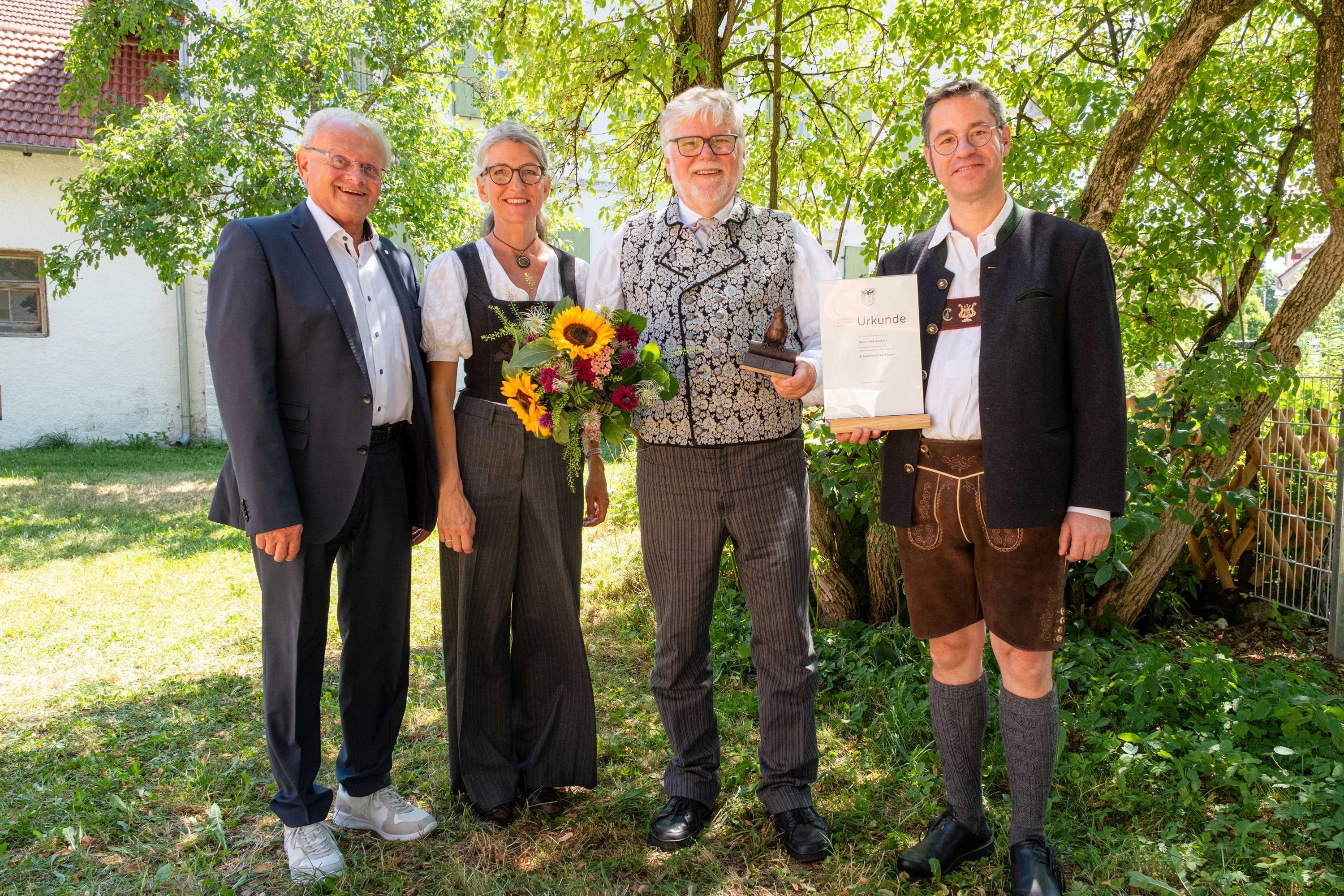 Uwe Rachuth erhielt die Schwäbische Nachtigall für seinen jahrzehntelangen ehrenamtlichen Einsatz für die Volksmusik. Von links auf dem Bild: Stellvertretender Bezirkstagspräsident Alfons Weber, Volksmusikberaterin Evi Heigl, Preisträger Uwe Rachuth, Volksmusikberater Christoph Lambertz.
Bildnachweis: Foto: Gregor Hanewacker