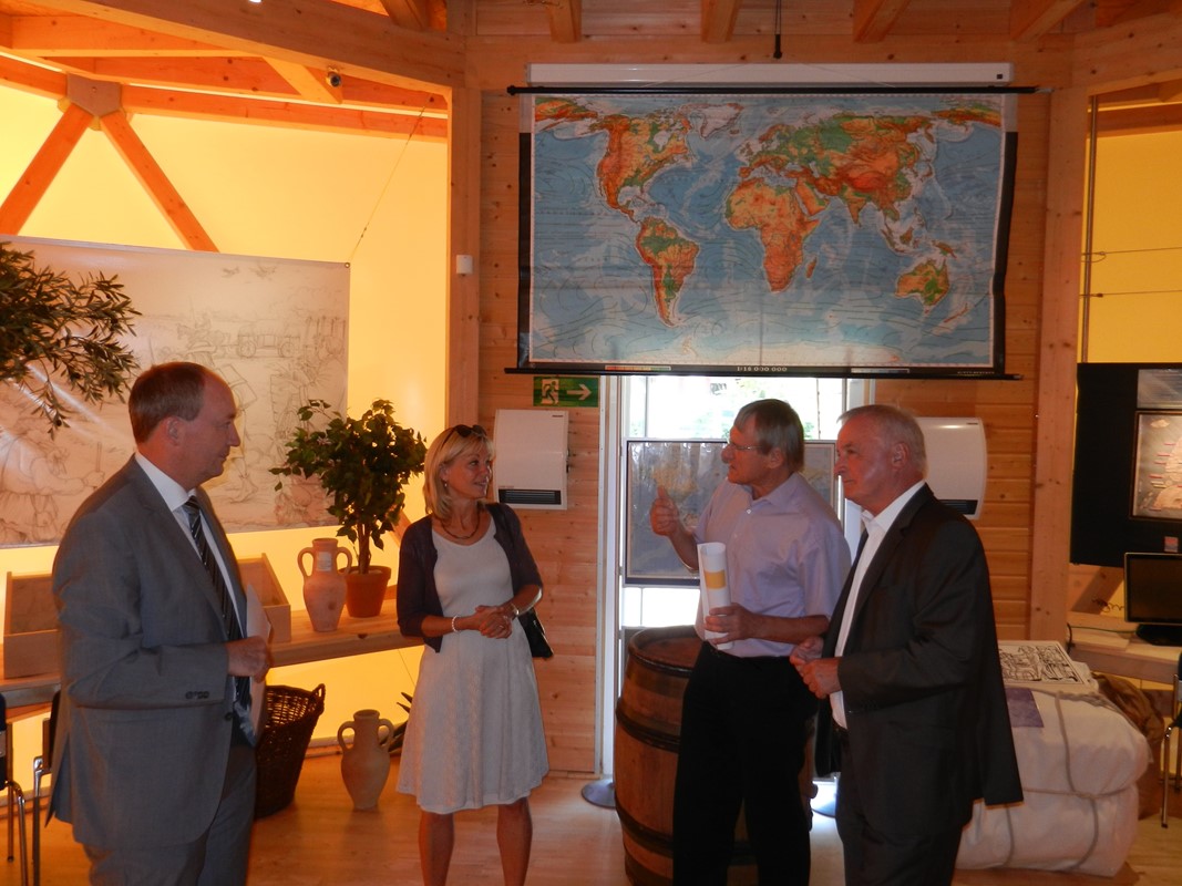 Landtagsabgeordnete Carolina Trautner und Bezirkstagspräsident Jürgen Reichert besuchen das Mercateum in Königsbrunn