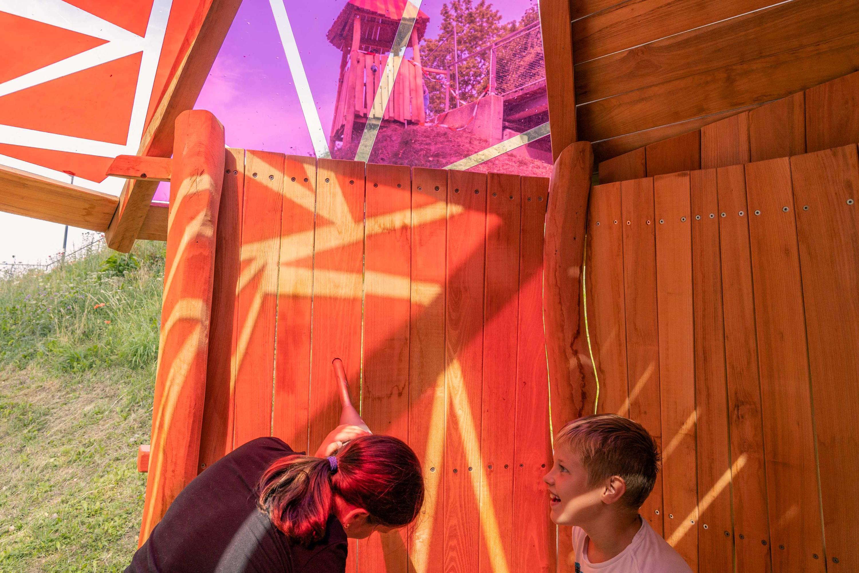 Gemütlicher Rückzugsort mit Schatten: Der befahrbare Aussichtsturm mit Farbspiel auf dem neuen inklusiven Spielplatz von Schloss Höchstädt. - Foto: Mira Hörter, Bezirk Schwaben