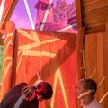 Gemütlicher Rückzugsort mit Schatten: Der befahrbare Aussichtsturm mit Farbspiel auf dem neuen inklusiven Spielplatz von Schloss Höchstädt. - Foto: Mira Hörter, Bezirk Schwaben