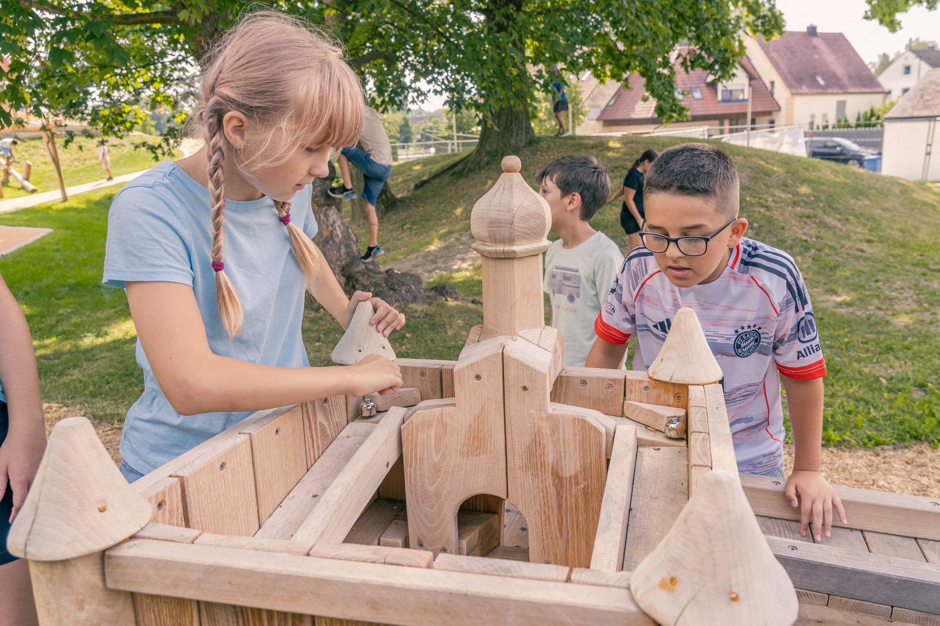 Liebevoll gestaltet – die Murmelbahn lädt alle Kinder zum Spielen und Träumen ein - Foto: Mira Hörter, Bezirk Schwaben