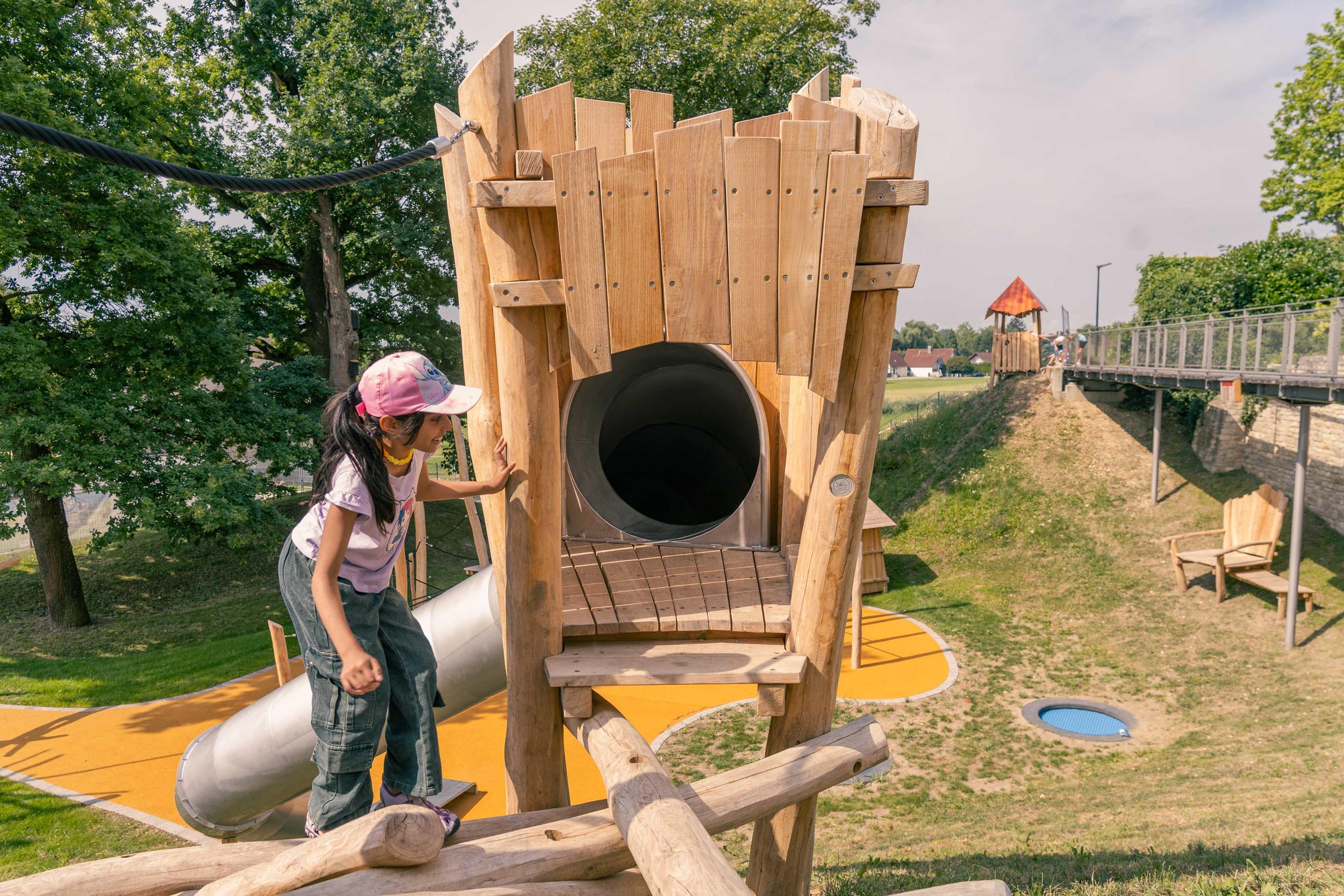 Rasanter Spaß für mutige Kinder: Die wilde Röhrenrutsche macht einfach Spaß!  - Foto: Mira Hörter, Bezirk Schwaben