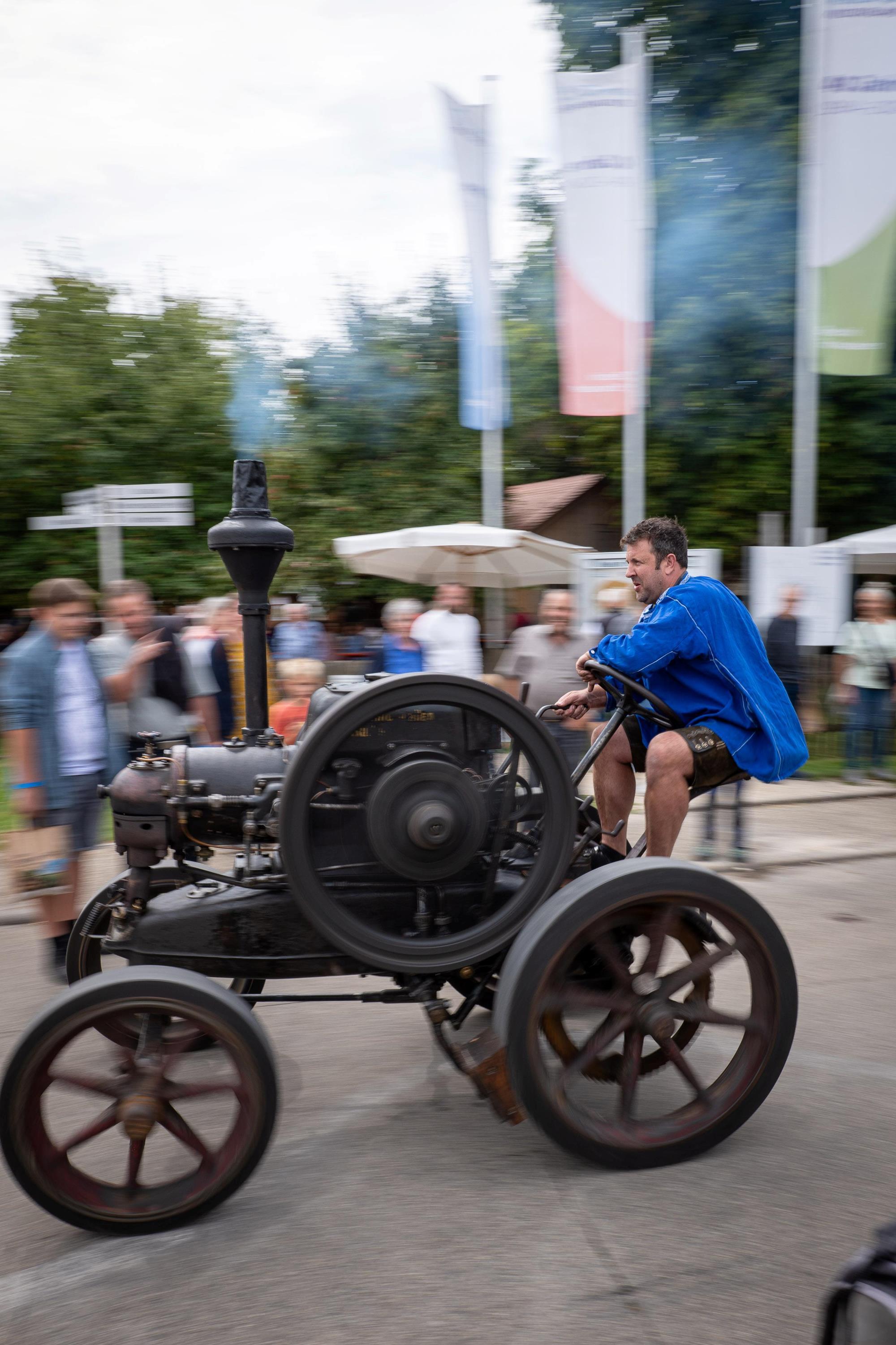 Der Lan-Bulldog des Vereins KulturLand Ries e.V. in voller Fahrt.  Bildnachweis: Matthias Meyer