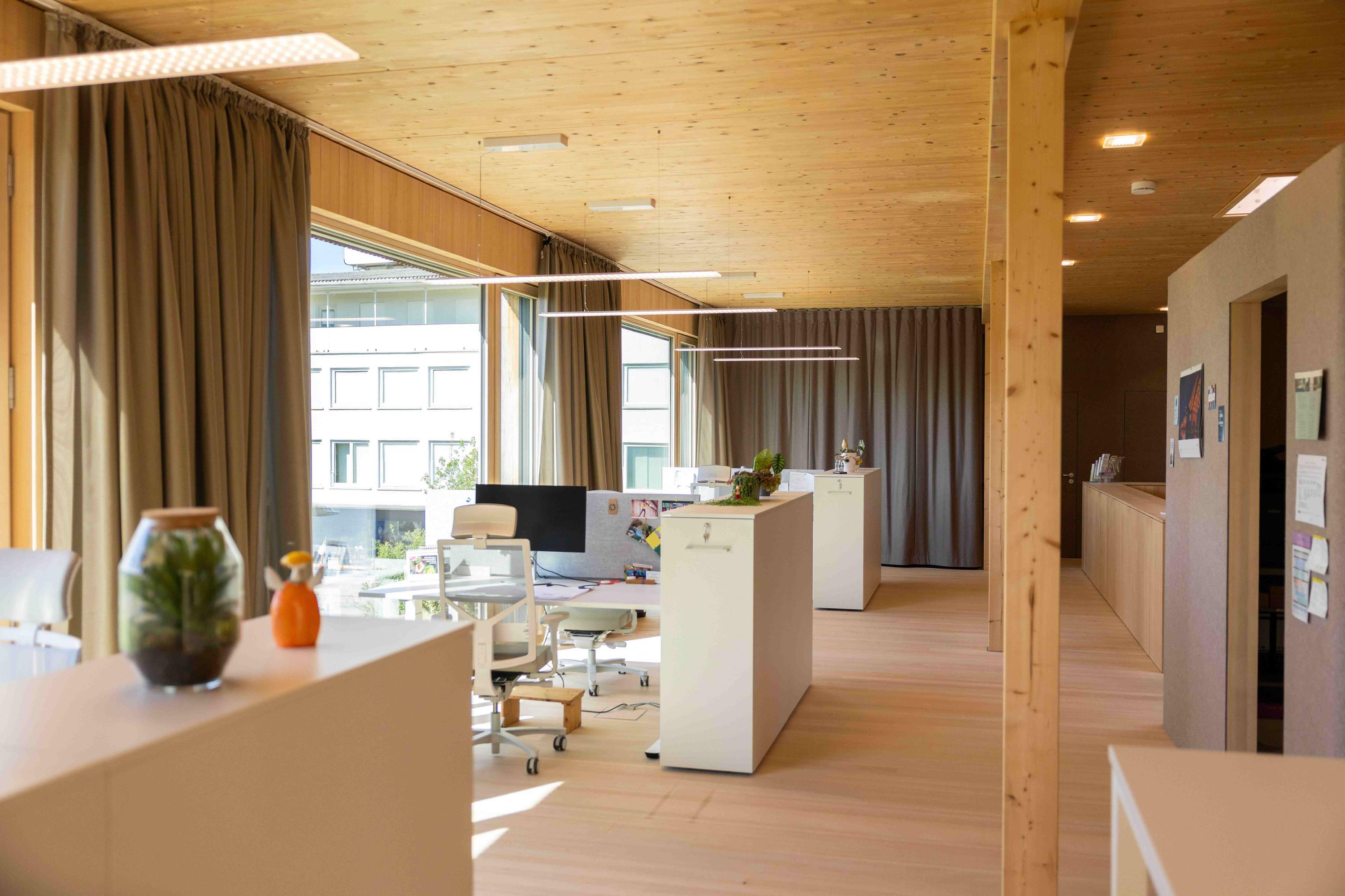 Der Palliativdienst Mittelschwaben aus Weißenhorn (Landkreis Neu-Ulm) erhielt den ersten Architekturpreis 2026 des Bezirks Schwaben für den Bau seines Palliativdienst-Gebäudes. Bildrechte: Tobias Atzkern / coredia - Medienproduktion GmbH