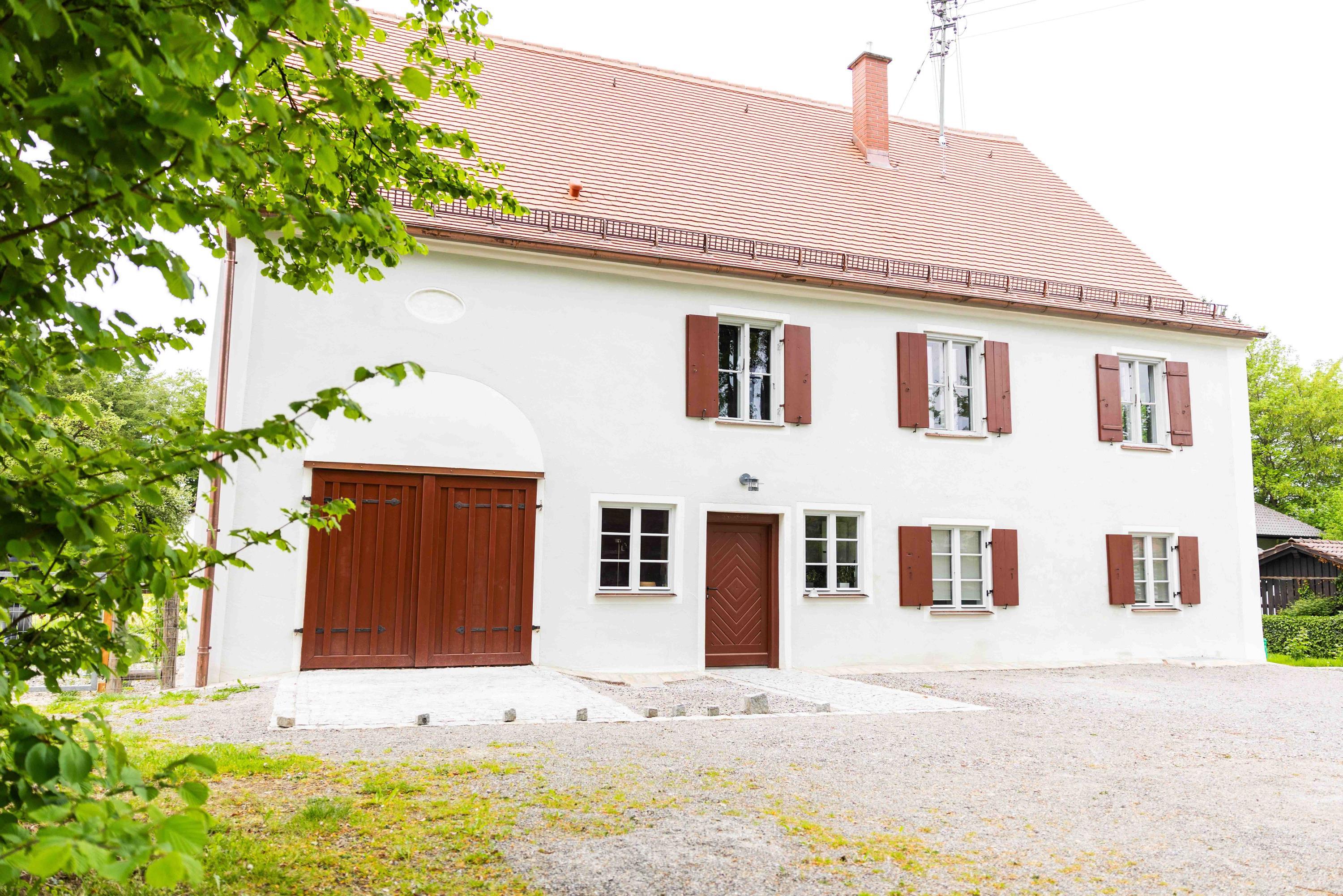 Den ersten Denkmalpreis 2026 bekam Michaela Schütz für die denkmalpflegerische Sanierung des ehemaligen Kuratenhauses in Boos-Reichau (Landkreis Unterallgäu). Bildrechte: Tobias Atzkern / coredia - Medienproduktion GmbH