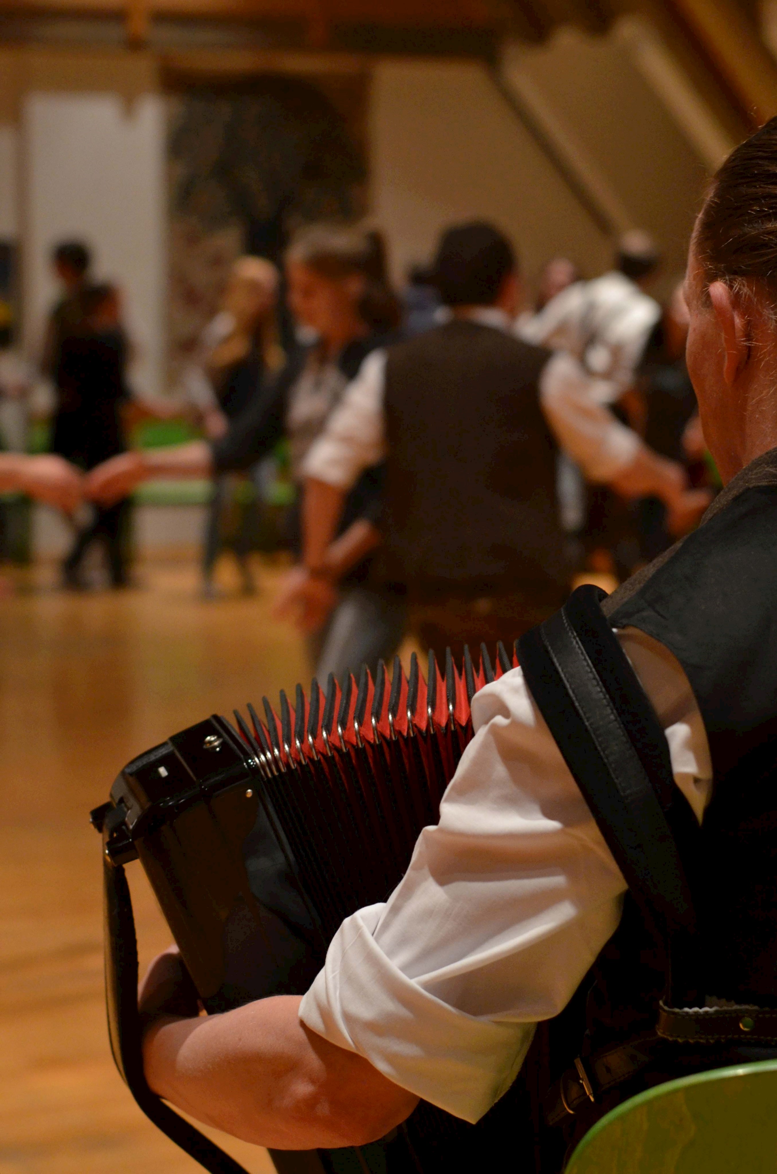 Muntere Musikanten Mixtur „kreuz und quer“ spielt zum Kathreintanz