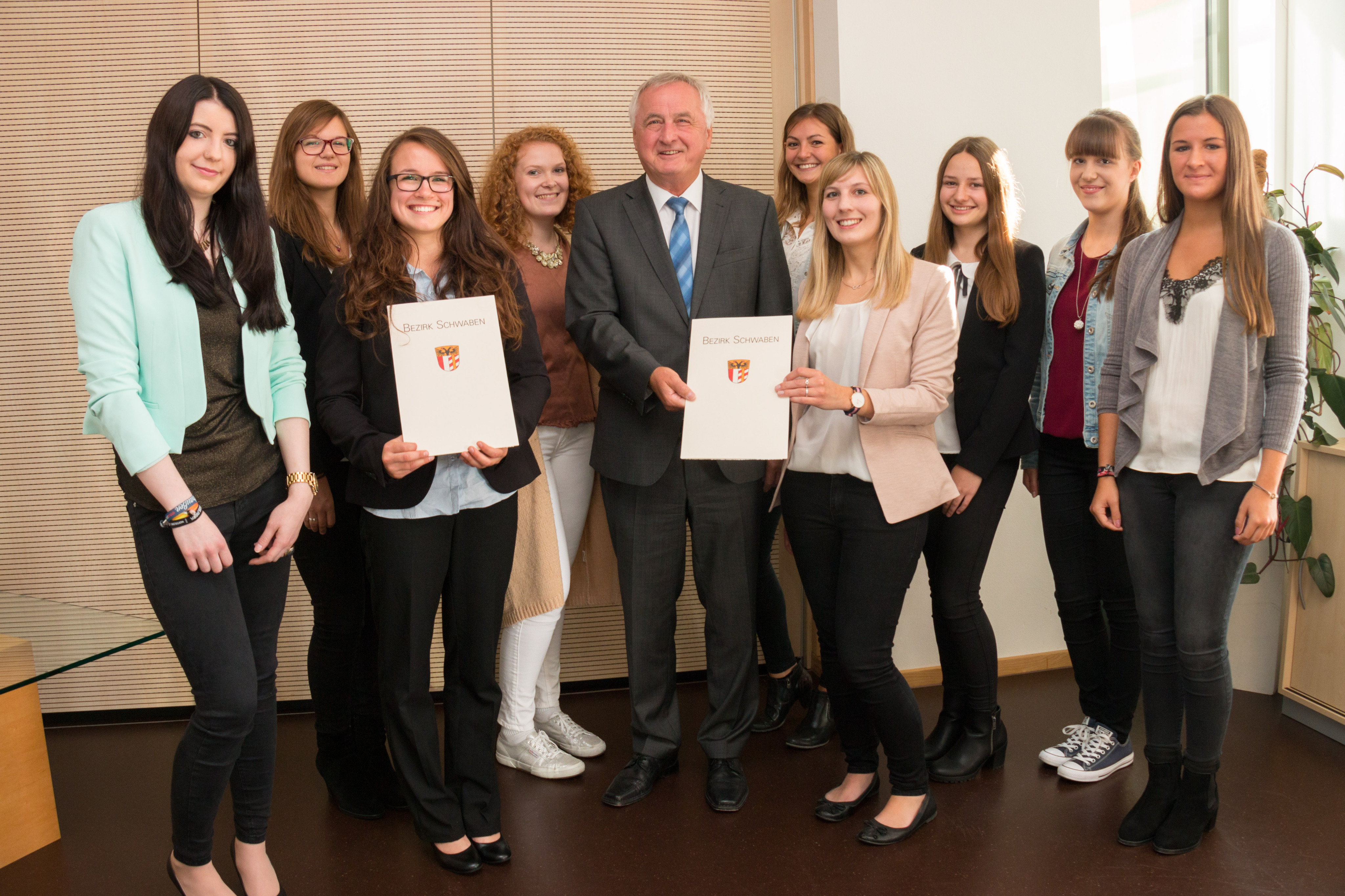 Im Bild von links nach rechts: Karina Strauß, Angelina Seibold, Marina Fischer, Karen Dehner, Bezirkstagspräsident Jürgen Reichert, Nadine Kristen, Martina Nuspl, Anna Höfer, Sabine Garbisch und Lisa Maier