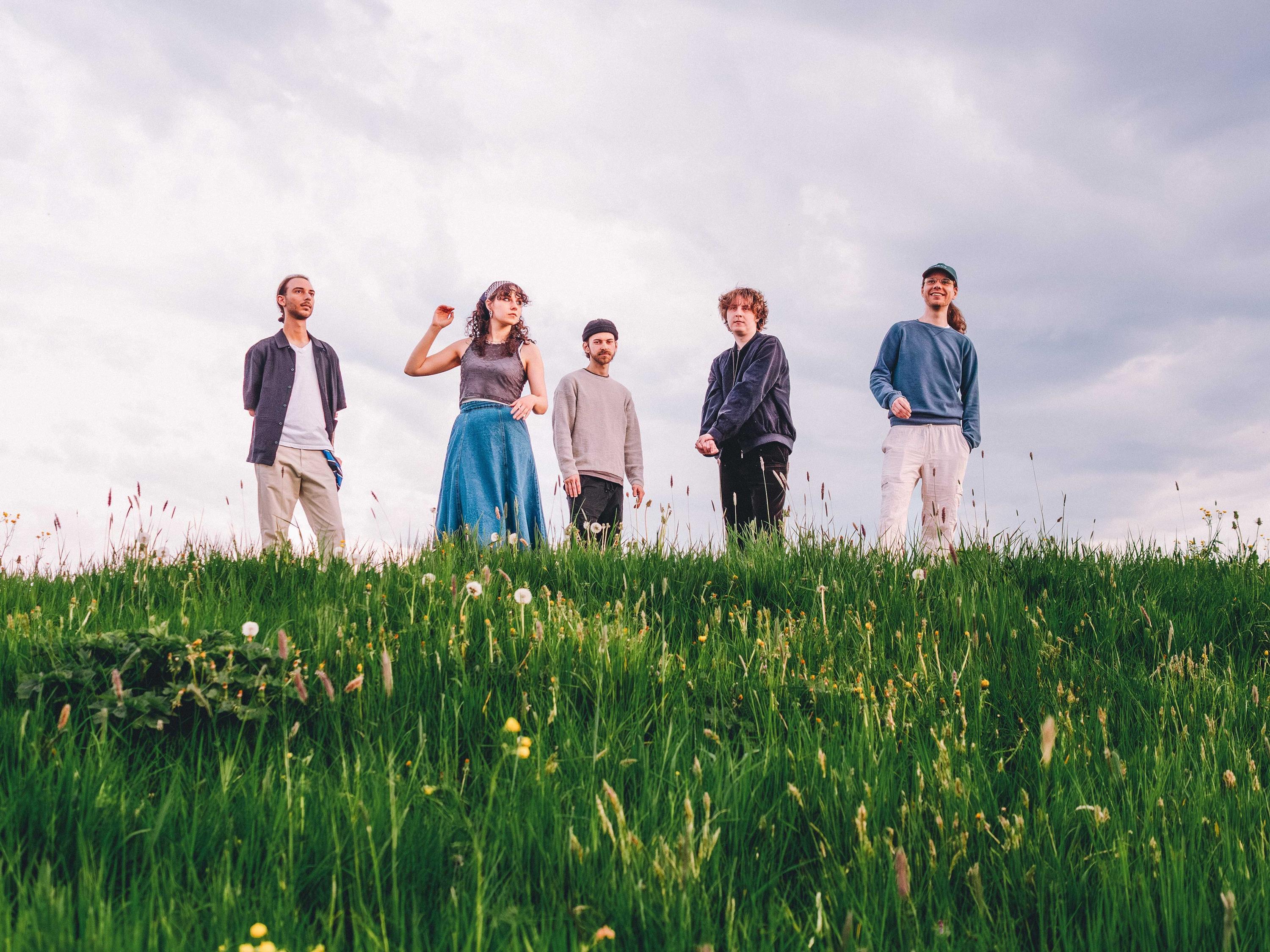 Indigo Skies ist eine Newcomer-Indie-Band aus Augsburg, die sich 2025 gründete. Ihr Sound spielt zwischen Verletzlichkeit und Aufbruch. - Foto: Elena Meier