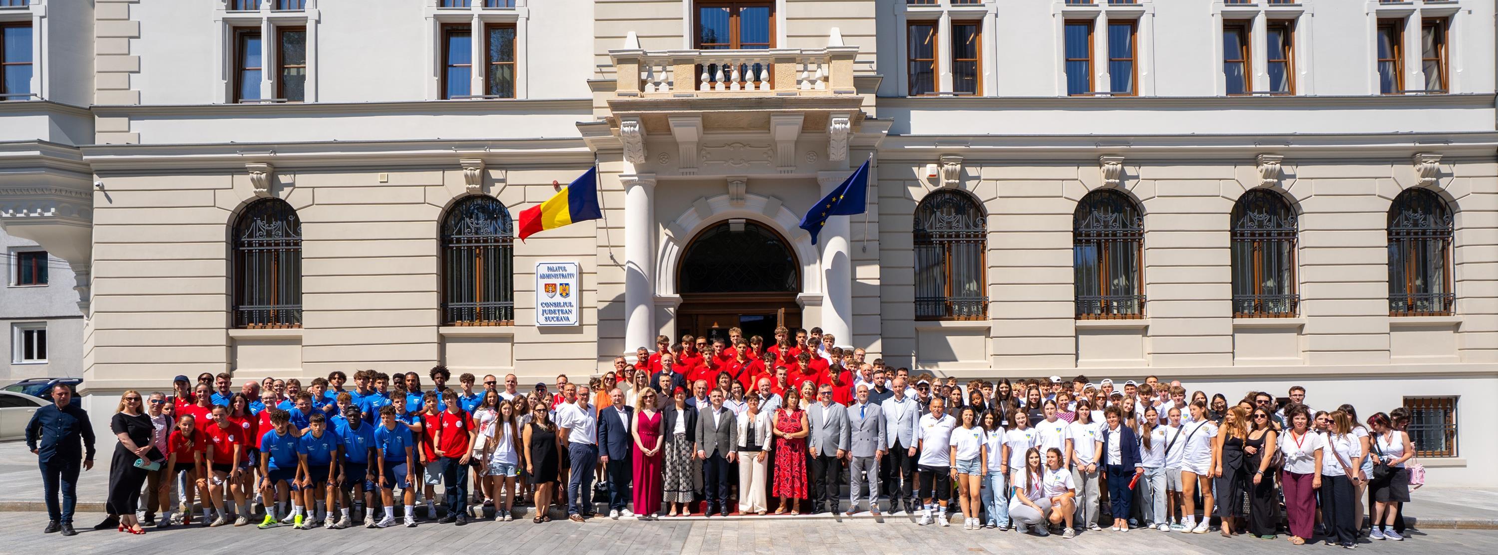 Die Teilnehmenden aller vier Länder vor dem Verwaltungspalast in Suceava. - Foto: Bezirk Schwaben