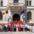 Die Teilnehmenden aller vier Länder vor dem Verwaltungspalast in Suceava. - Foto: Bezirk Schwaben