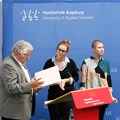 Bezirksheimatpfleger Dr. Peter Fassl übergab den Preis des Bezirk Schwaben an Ines Flögel und Katharina Quitter (von lins nach rechts)