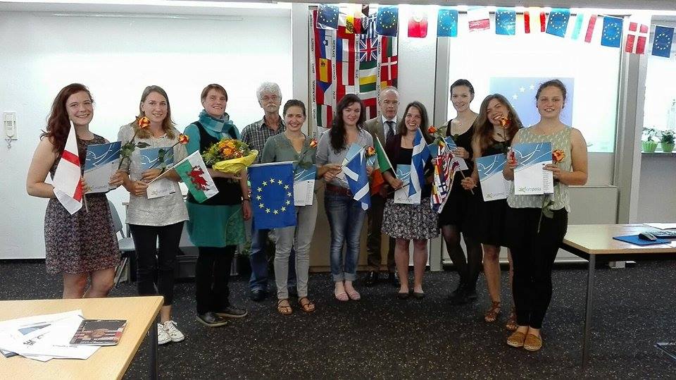 Gruppenfoto, von links: Johanna Schaule, Maria Dreyer, Projektkoordinatorin Christine Bayerle, Ausbildungsleiter Rainer Vollmer, Désirée Ehrlicher, Eva Wohllaib, Leitender Ärztlicher Direktor Prof. Thomas Becker, Christina Feilen, Sabine Banse, Ulrike Blessing und Julia Müller