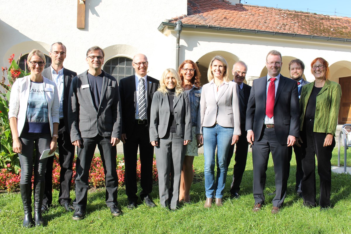 Gruppenbild, von links: Katrin Wieser, Prof. Nicolas Rüsch, Hannes Müller, Thomas Düll, Iris Zimmermann, Bezirksrätin Stephanie Denzler, stellvertretende Landrätin Monika Wiesmüller-Schwab, Prof. Thomas Becker, Dr. Karel Frasch, Dr. Anselm Hoppner, Susanne Kilian