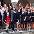 Die Examensklasse mit ihrem Klassenlehrer Harald Pintarelli (rechts) und ihrer ehemaligen Klassenlehrerin Christine Breu (hintere Reihe, Dritte von links)